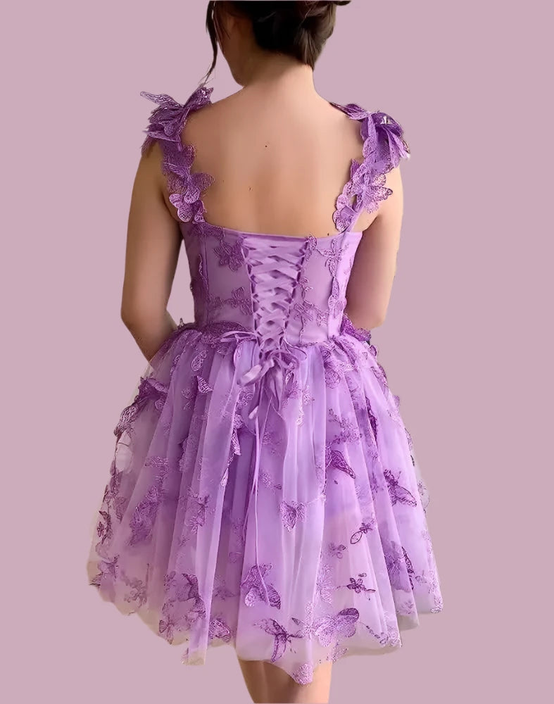 Robe à décolleté en cœur avec papillon