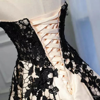 Robe en dentelle à décolleté en cœur