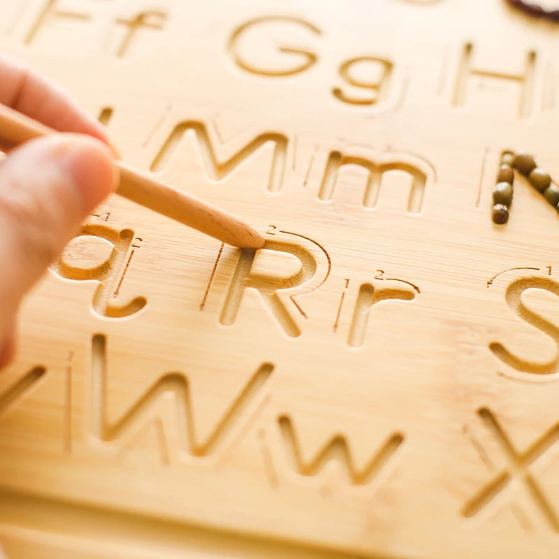 Tablero de aprendizaje para practicar la escritura a mano con el alfabeto en madera